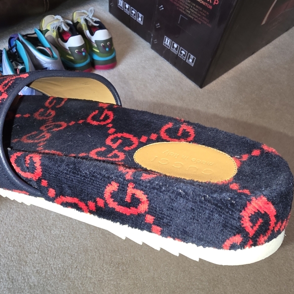 Gucci - Terry Cloth slippers